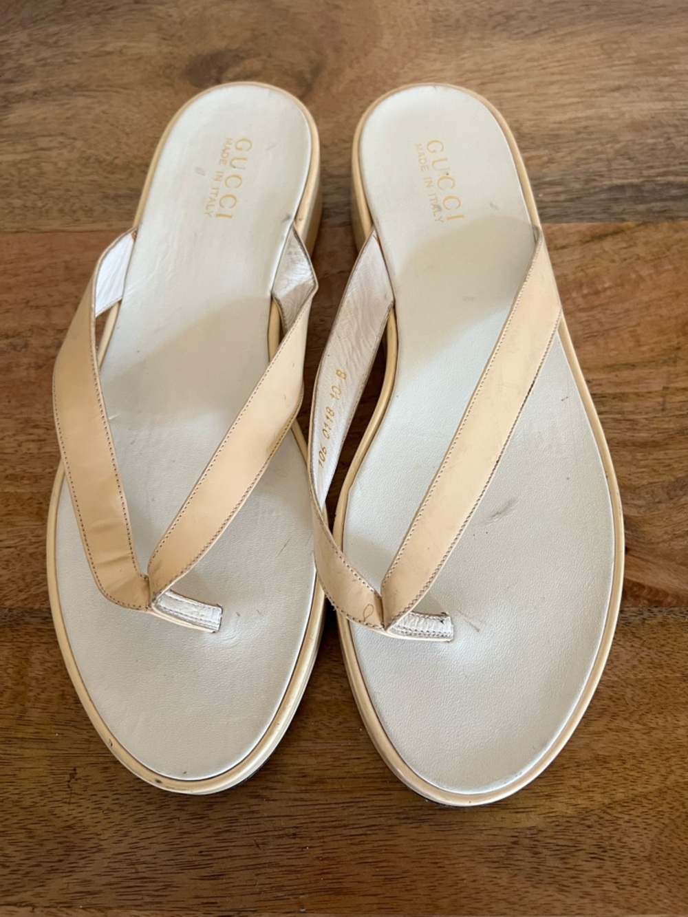 Gucci Vittoria thong cream patent leather sandals size 10 B